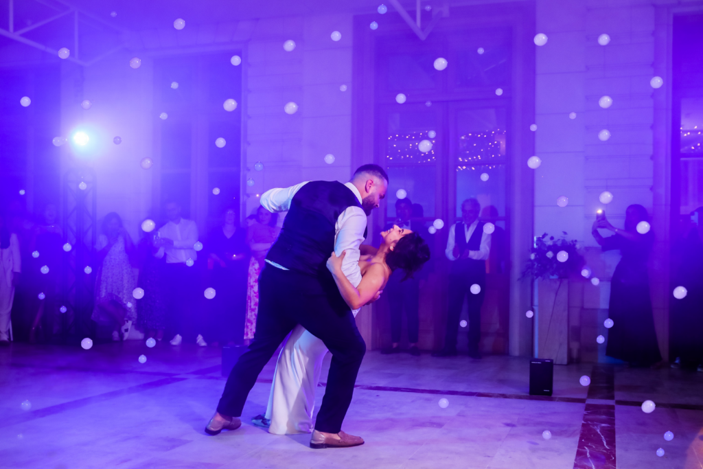 Mariés réalisant un slow romantique entourés de fumée, créant une atmosphère magique et intimiste sur la piste de danse.